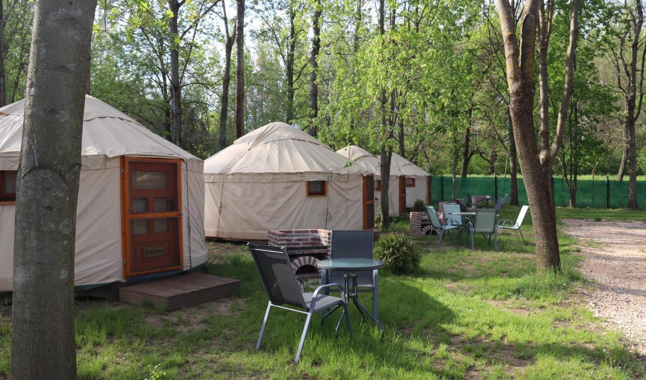Oeko Kemping Es Glamping Tiszadada Buitenkant foto