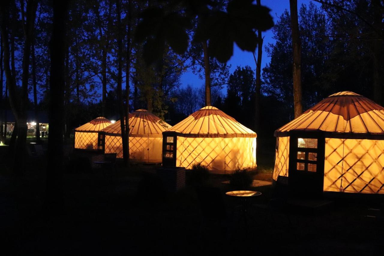 Oeko Kemping Es Glamping Tiszadada Buitenkant foto