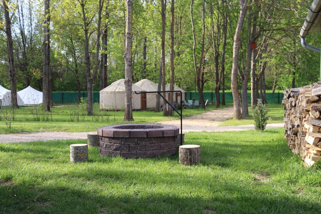 Oeko Kemping Es Glamping Tiszadada Buitenkant foto